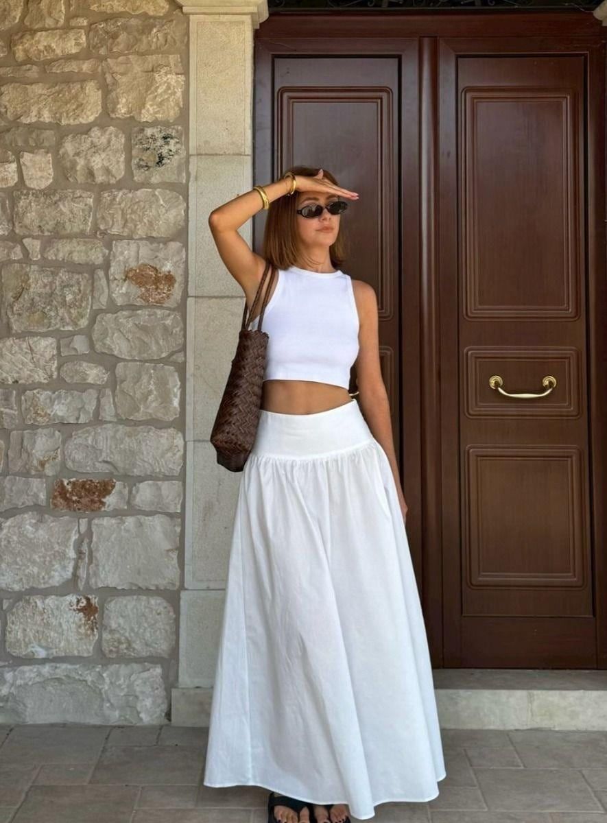 Larga en forma de campana.