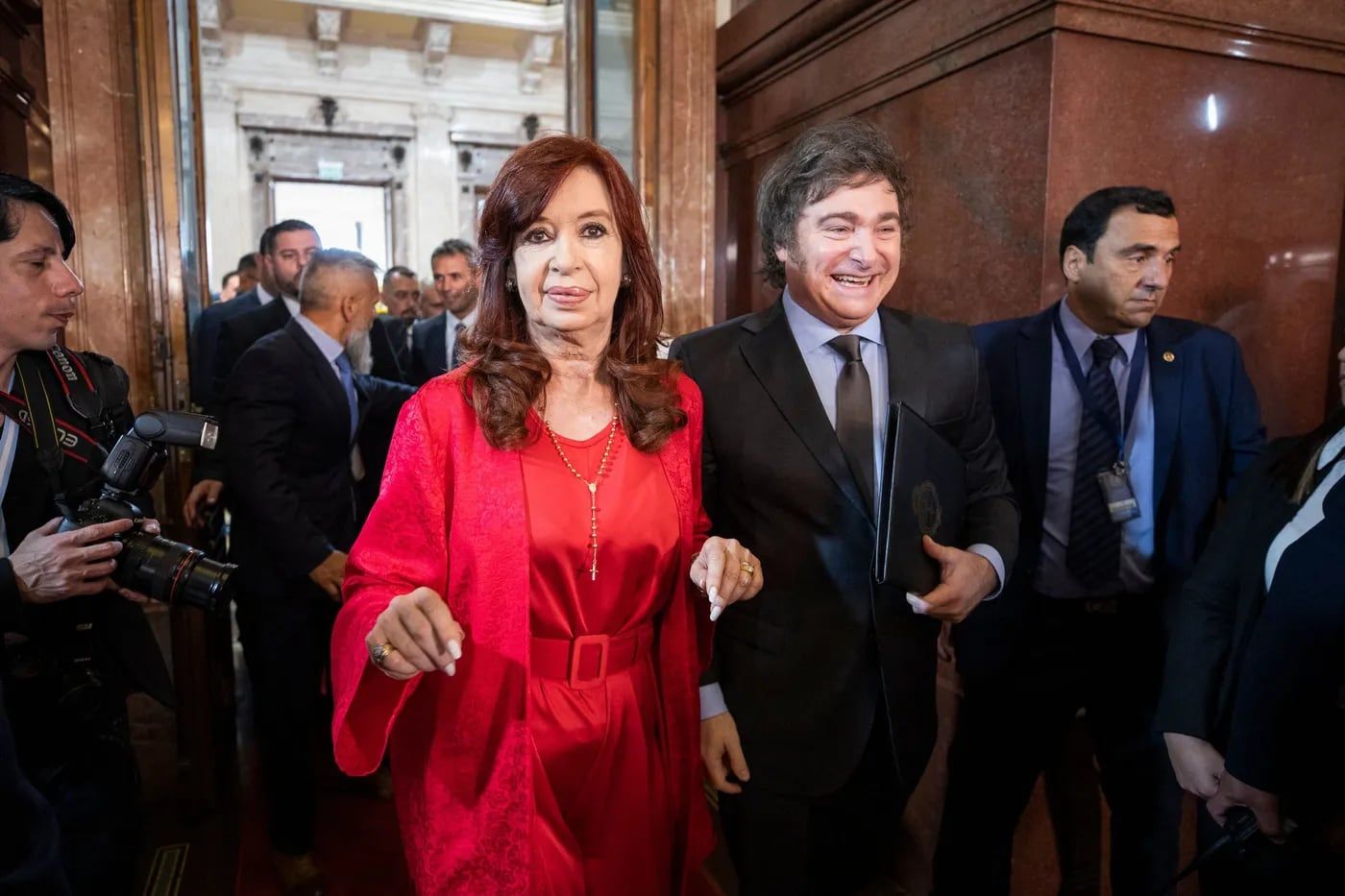 Cristina Kirchner y Javier Milei protagonizaron un tenso cruce en las redes sociales por el decreto del aumento de los sueldos.
