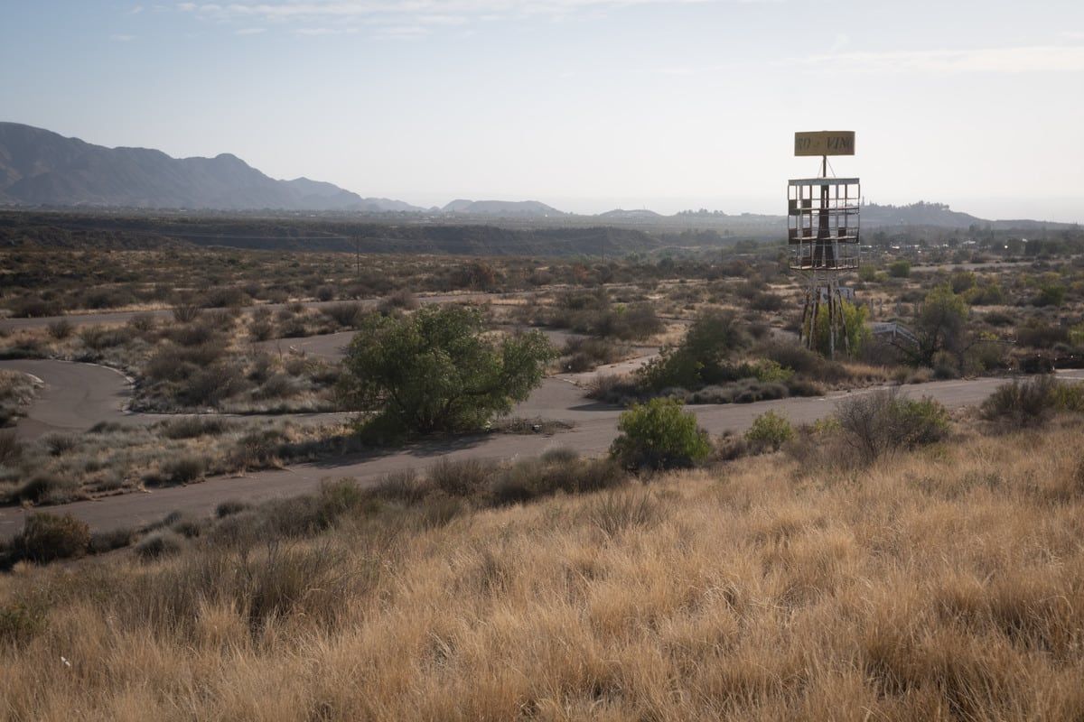Vista del ex autódromo General San Martín de la ciudad de Mendoza. A la derecha se observa lo que queda de la torre de control. Allí piensan levantar la nueva Ciudad Deportiva de Independiente Rivadavia. 
Foto: Ignacio Blanco / Los Andes  