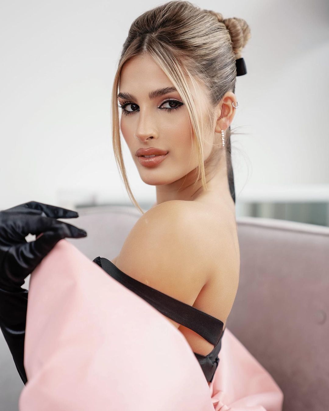 Julieta Poggio para la gala de Revista Caras