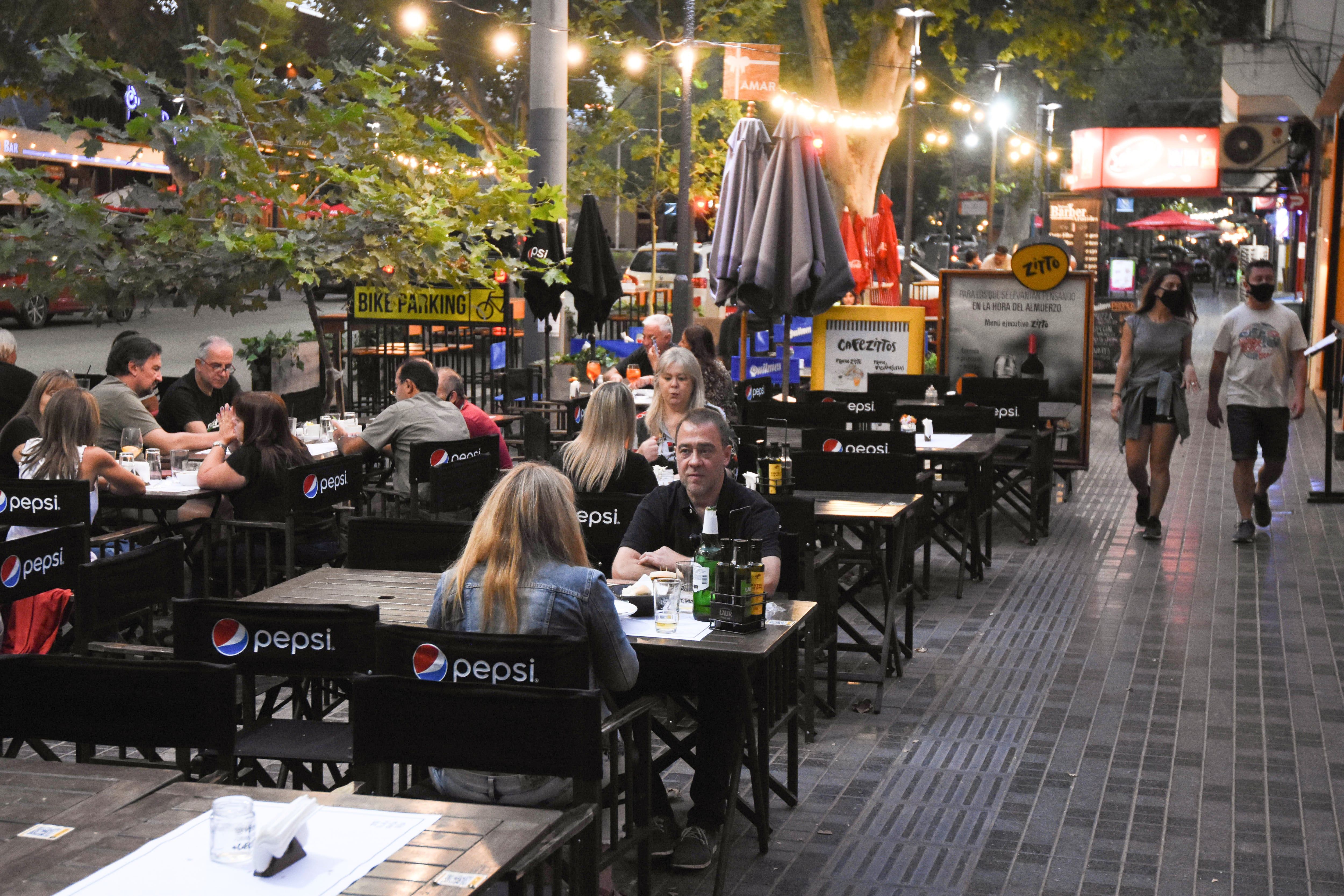 La intención del Gobierno es mantener la economía abierta, aunque con horario nocturno restringido -