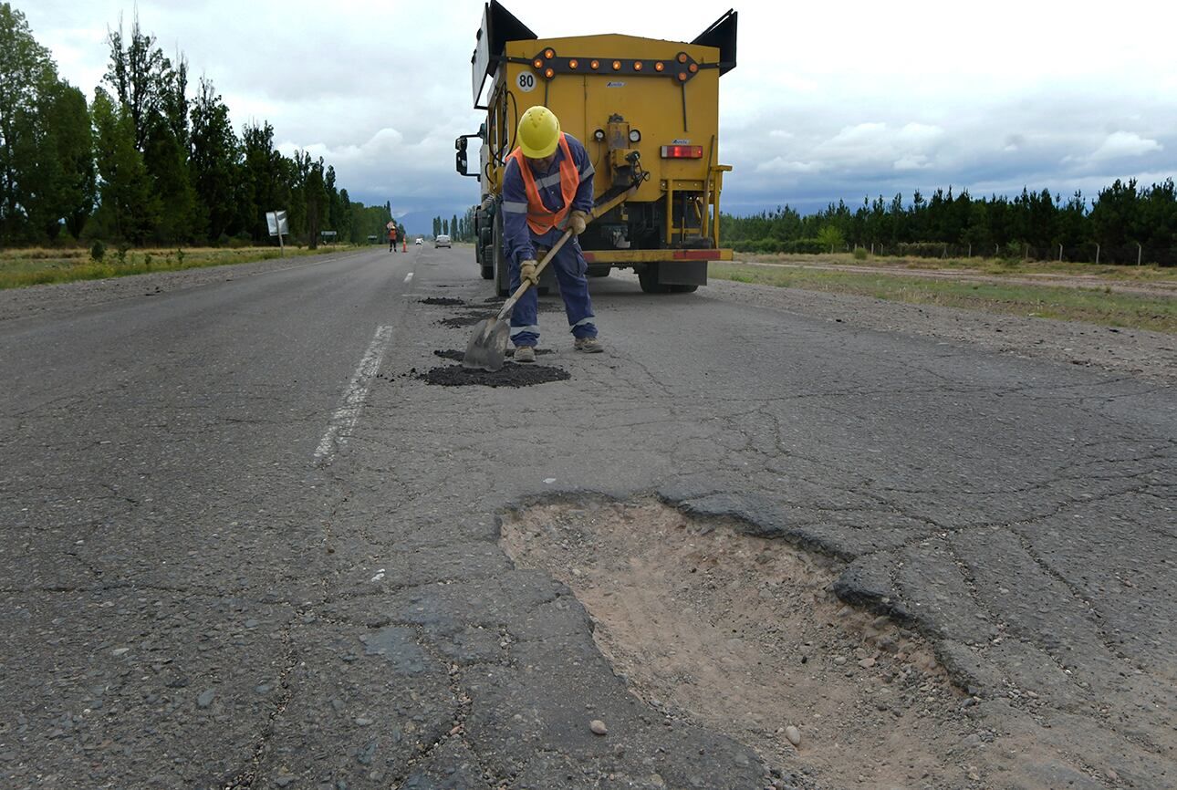  Nuevamente produjo accidentes automovilísticos los baches y pozos que se originaron por las lluvias y alto tránsito la Ruta Internacional 7, pasando el Nudo de Ruta 40, en Luján de Cuyo Trabajadores de Vialidad Nacional reparan y bachean  foto: Orlando Pelichotti / Los Andes 