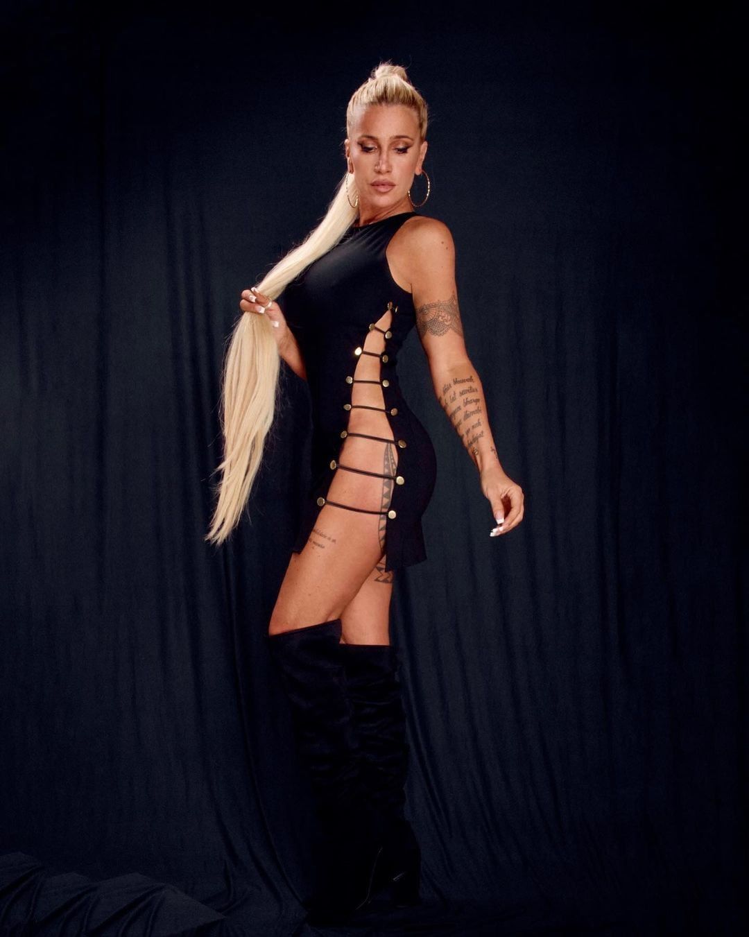 Florencia Peña deleitó con su vestido que dejó ver de más