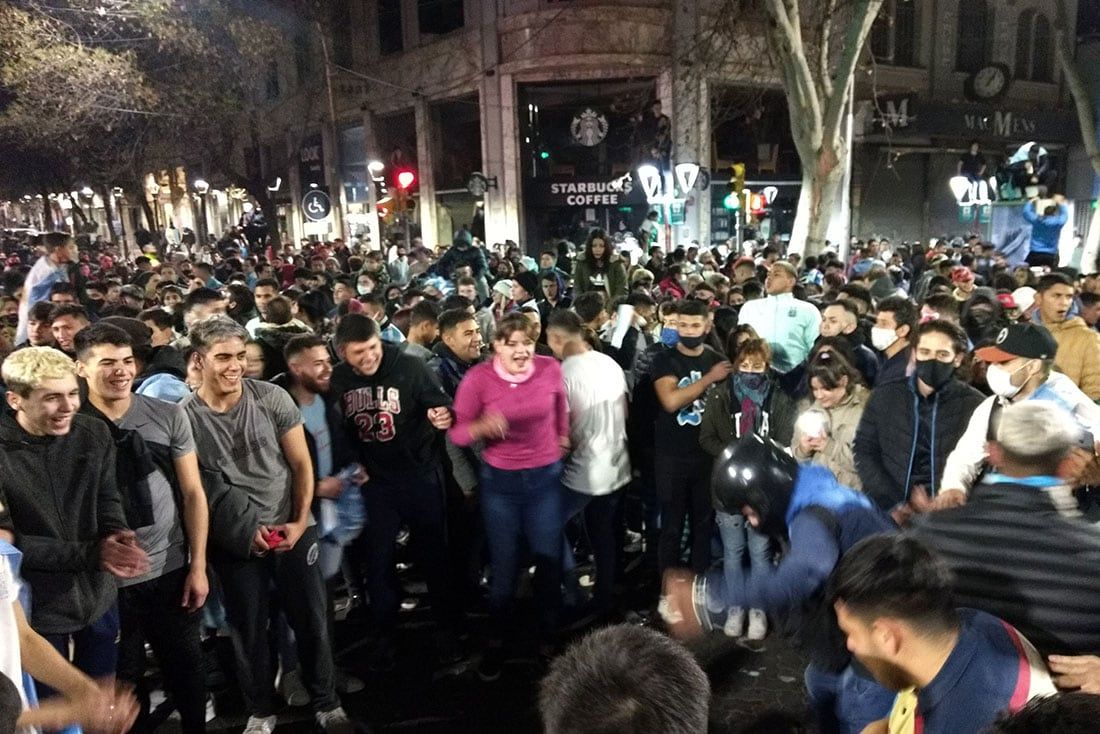 Festejos sobre avenida San Martín esquina Catamarca de ciudad
