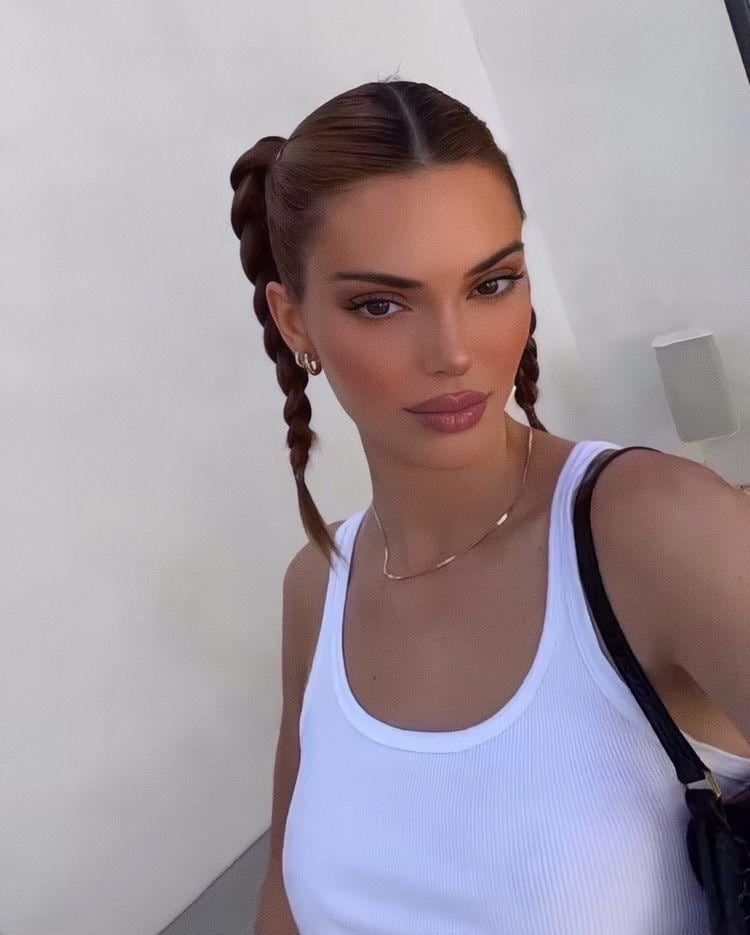 Clean girl look por Kendall Jenner.