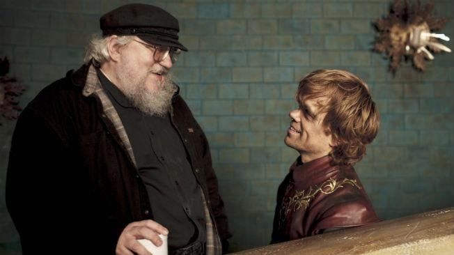 El escritor George R. R. Martin, junto al actor de la serie 'Juego de tronos', Peter Dinklage.