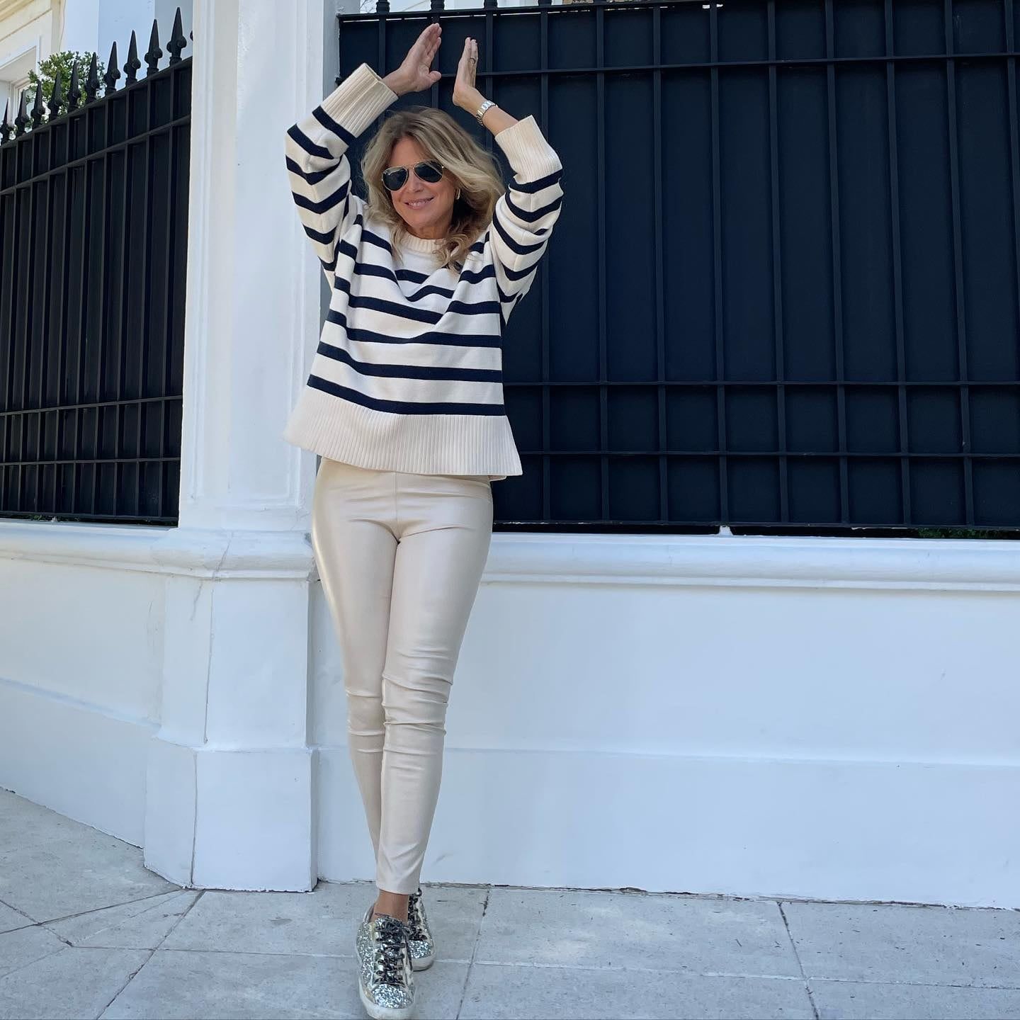 Flavia Palmiero comparte su look canchero con leggins rojos de cuero ecológico