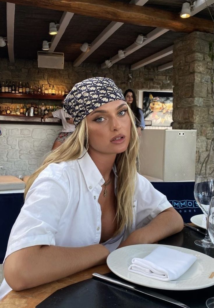 El pañuelo en la cabeza es ideal para el verano porque ayuda a despejar el pelo de la cara, que no se enrriede con el viento, y a que el cuero cabelludo se proteja del sol.