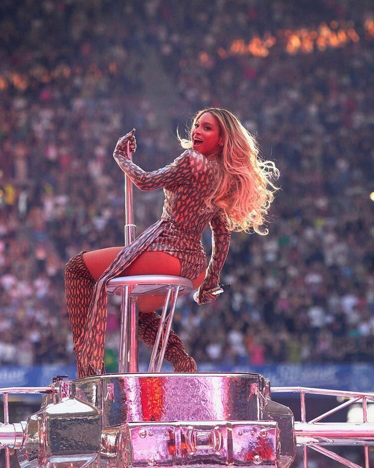 La artista dejó a todos atónitos con su belleza arriba del escenario.