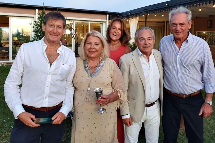 En diciembre, "Lilita" Carrió festejó su cumpleaños junto a varios dirigentes políticos. Cafiero habló de "doble vara". /