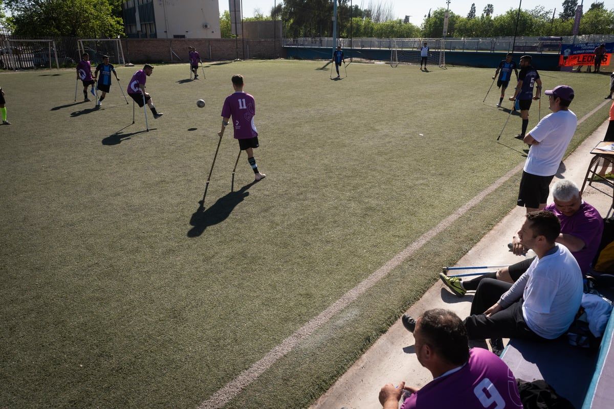 Liga Nacional de Fútbol de Amputados.  En el polideportivo del Barrio de la Gloria se disputó la tercera fecha entre Los Cóndores de Mendoza y Los Leones de Tucuman.  