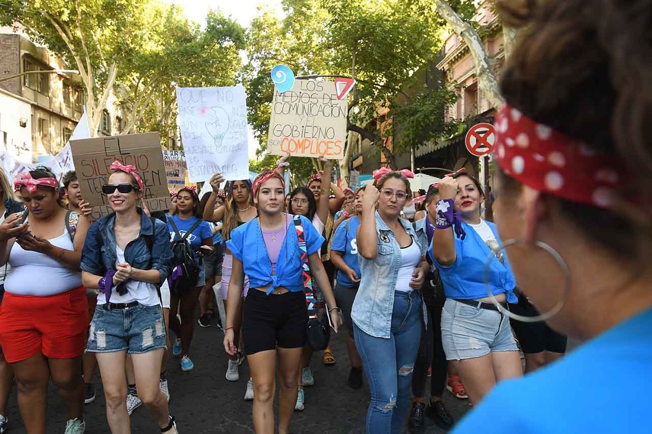 Marcha 8 M en conmemoración del día internacional de la mujer. Miles de mujeres caminaron por las calles de la Ciudad portando carteles, letreros, pancartas y banderas para hacer valer sus derechos  Foto:José Gutierrez / Los Andes 