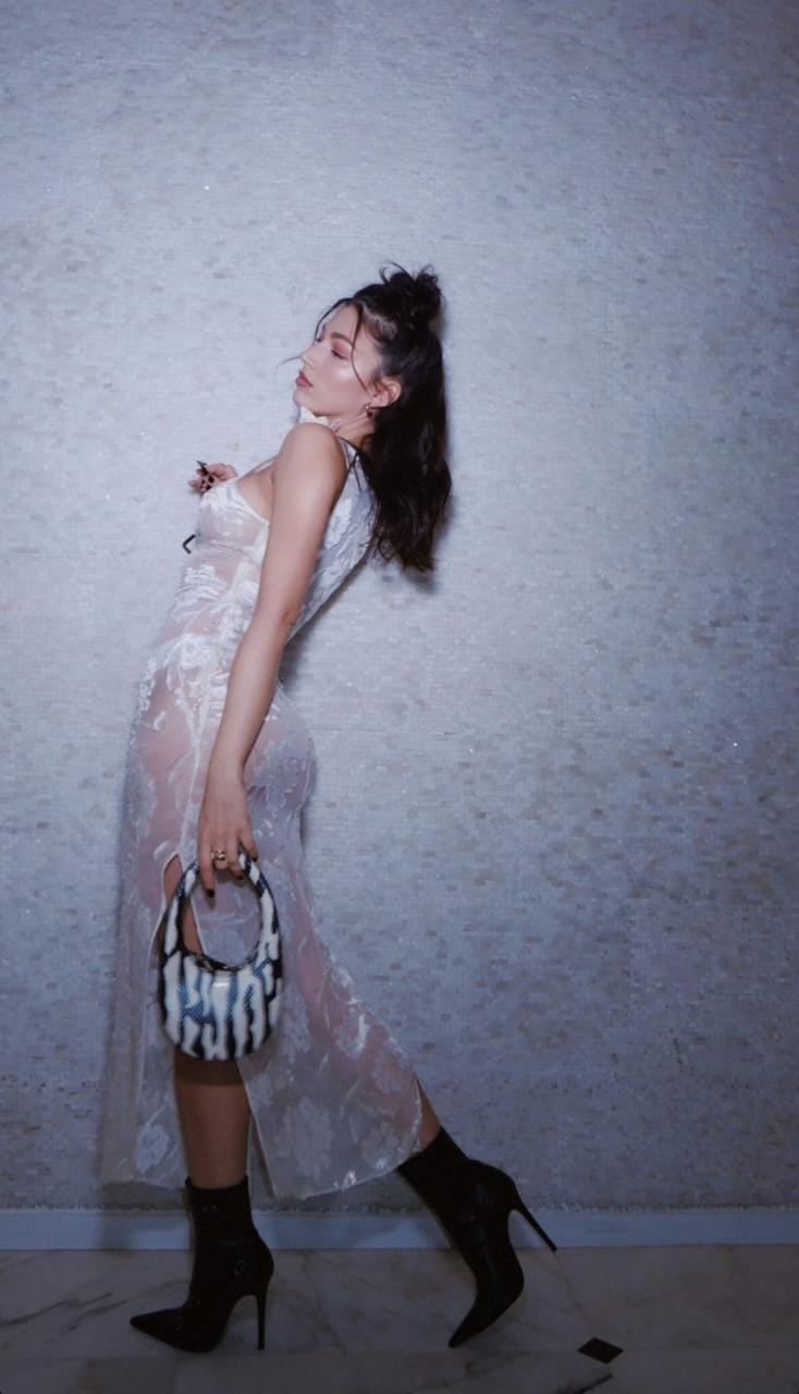 Úrsula Corberó apuesta por las transparencias.