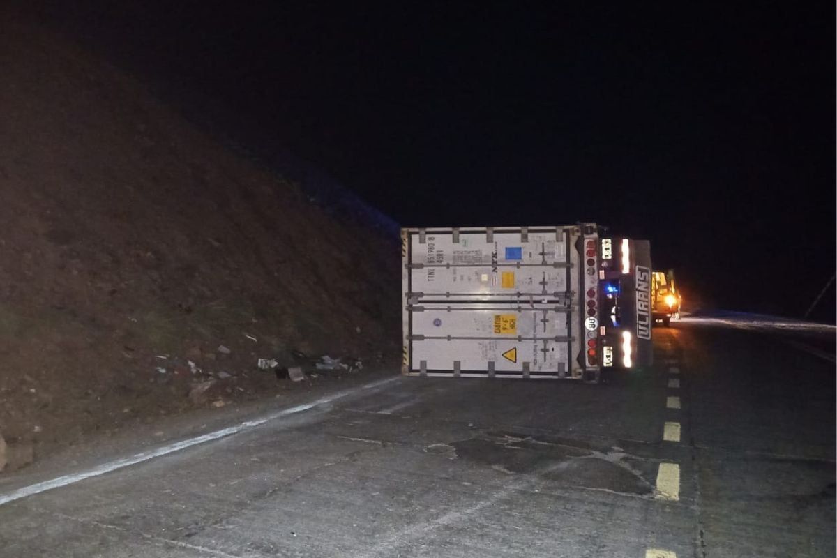 Volcó un camion en ruta 7