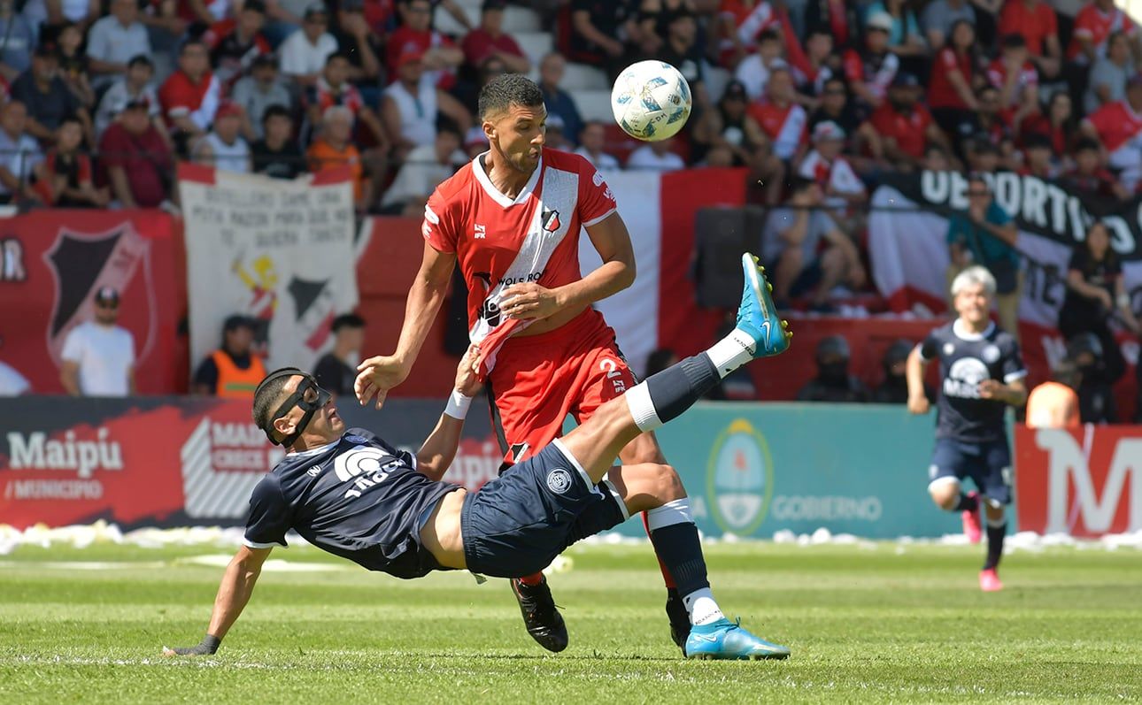 Frente a Deportivo Maipú, Alex Arce jugó con una máscara, debido a que tuvo una pequeña intervención días previos al partido. 


Foto. Orlando Pelichotti