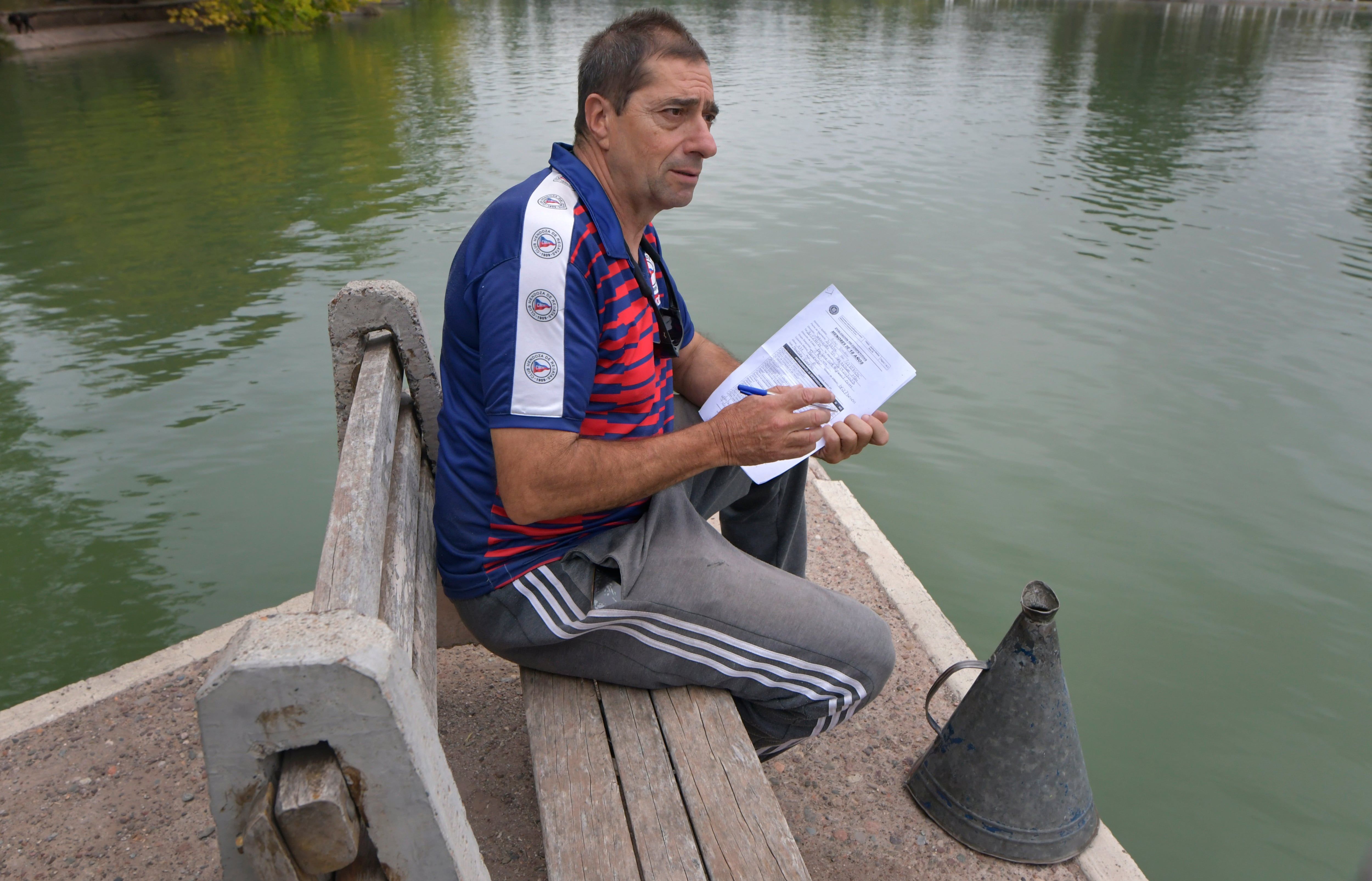 Mendoza. 06 marzo de 2021 Deportes Pablo Scuri, entrenador de remo que tiene a cargo la escuela de Remo en el Club Mendoza Regatas. remero, deportista, entramiento, lago  Foto: Orlando Pelichotti/ Los Andes  