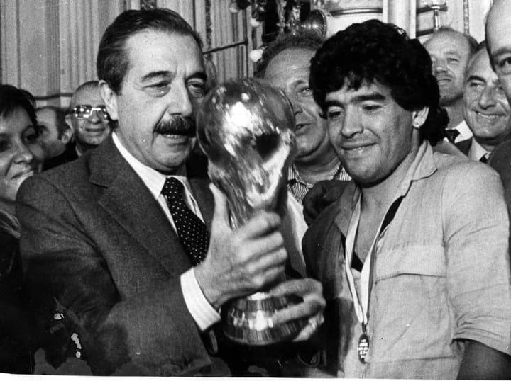 Raúl Alfonsín y Diego Maradona con la última Copa del Mundo que ganó la Argentina, en 1986