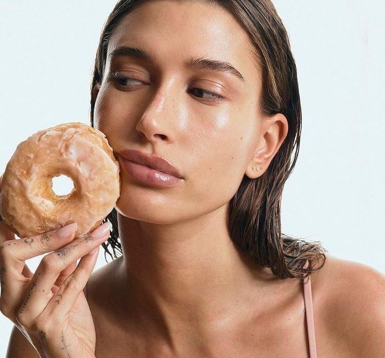 Hailey dice que se coloca productos hasta quedar como una “dona glaseada” y es eso lo que le da el brillo y sedosidad a su rostro.