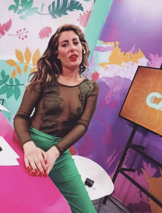 Majo Pérez Comalini eligió un look con transparencias para el aire de Cada Día