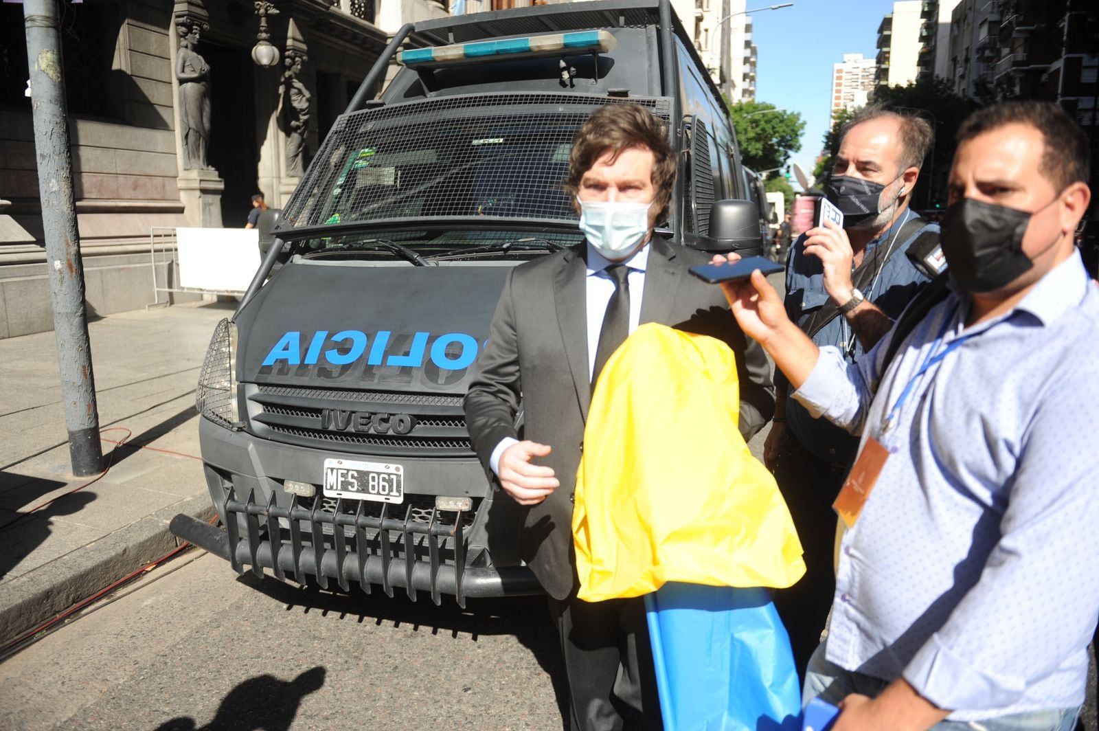 Milei llega al Congreso con la bandera de Ucrania en sus manos. / Foto: Federico López Claro / Clarín