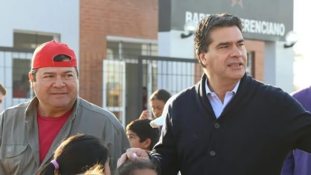 Emerenciano Sena, el líder piquetero acusado de asesinar a Cecilia Strzyzowski, junto a Jorge Capitanich.