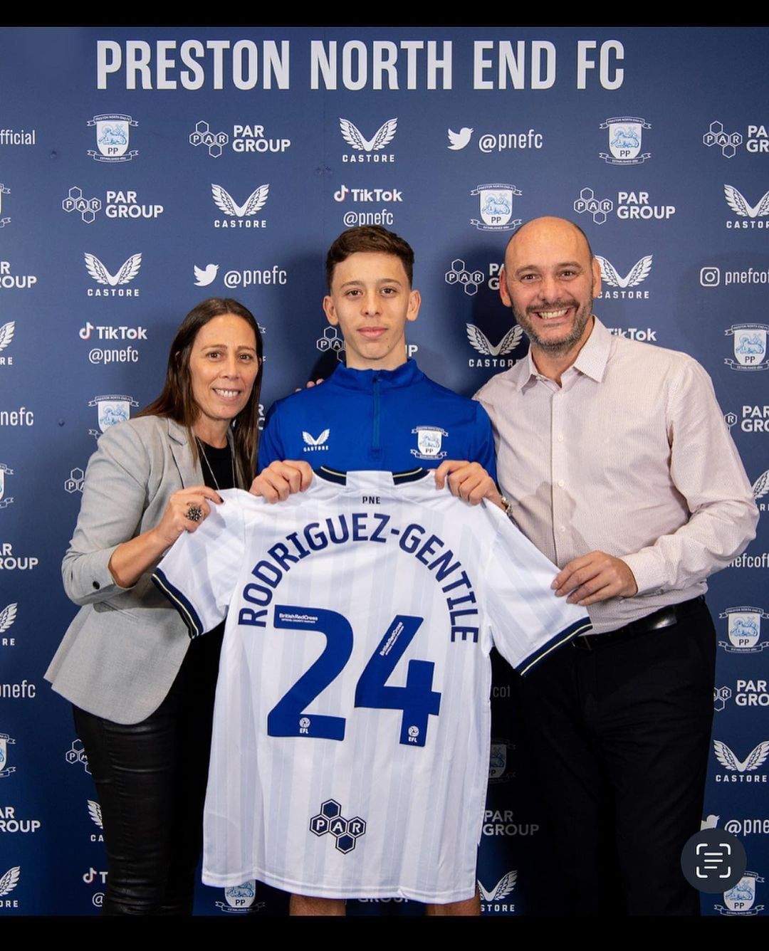 Felipinho firmó su primer contrato profesional con el Preston North End