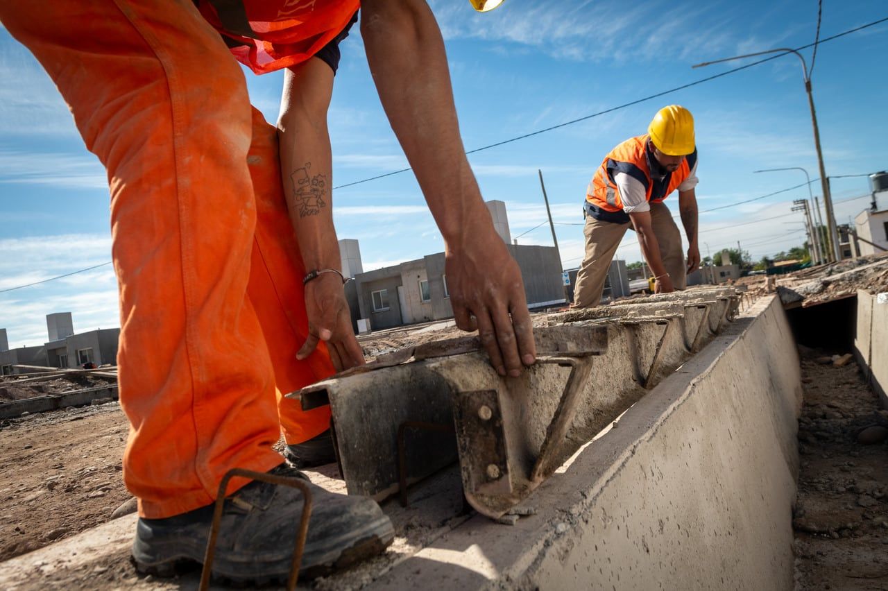 Obreros trabajando en el Barrio Cuyoil, del IPV en el departamento de Maipú.  Foto: Ignacio Blanco / Los Andes 