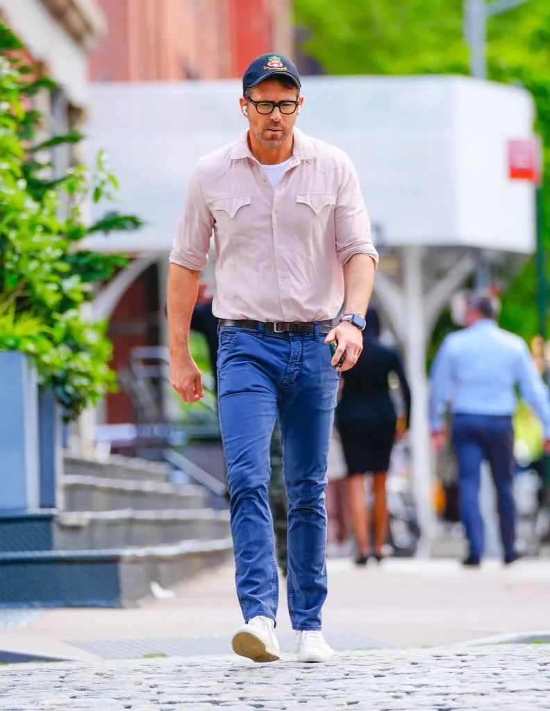 Ryan Reynolds con la gorra del club galés