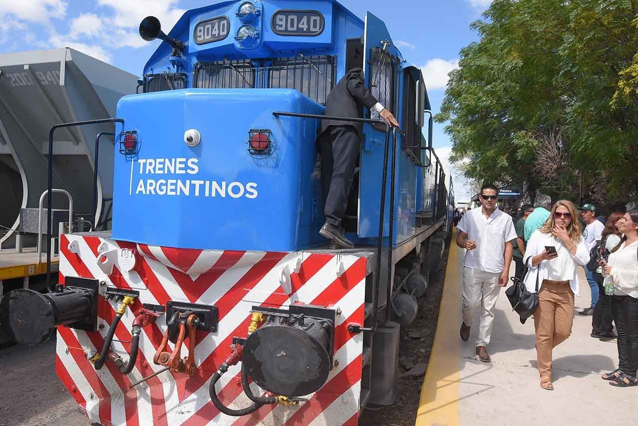 El presidente de la Nación Alberto Fernández junto al ministro de economía y el gobernador Rodolfo Suárez estuvieron presentes en la segunda llegada del tren de pasajeros a Palmira
Foto: Claudio Gutiérrez Los Andes