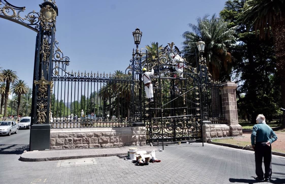 Trabajos de restauración en los portones del parque San Martín en Mendoza.