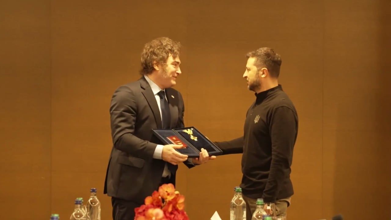 EL Presidente recibió de manos del mandatario ucraniano la Orden de la Libertad, una medalla que históricamente se utilizó para distinguir servicios relevantes prestados en defensa de los valores de la civilización, en pro de la dignificación del ser humano y a favor de la causa de la libertad. Foto: Captura video.
