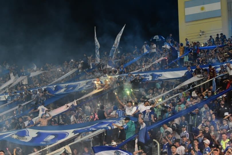 El apoyo incondicional de la gente del Tomba con su equipo es digno de elogiar. Impresionante como lució la popular Sur. / Mariana Villa ( Los Andes).