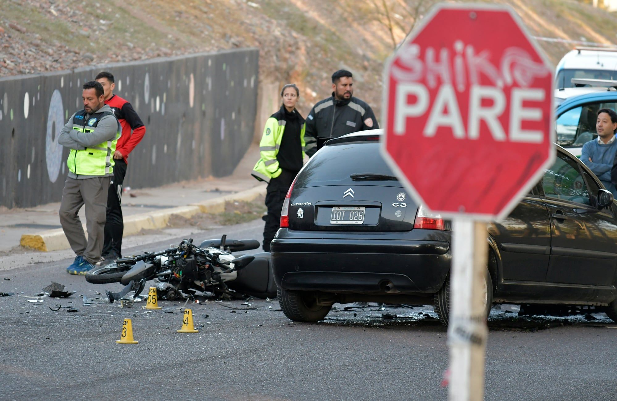 Federico Ariel Cherry, de 24 años murió esta mañana tras un choque frontal entre una motocicleta y un auto. El incidente vial ocurrió frente al Parque Metropolitano de Maipú. Foto : Orlando Pelichotti