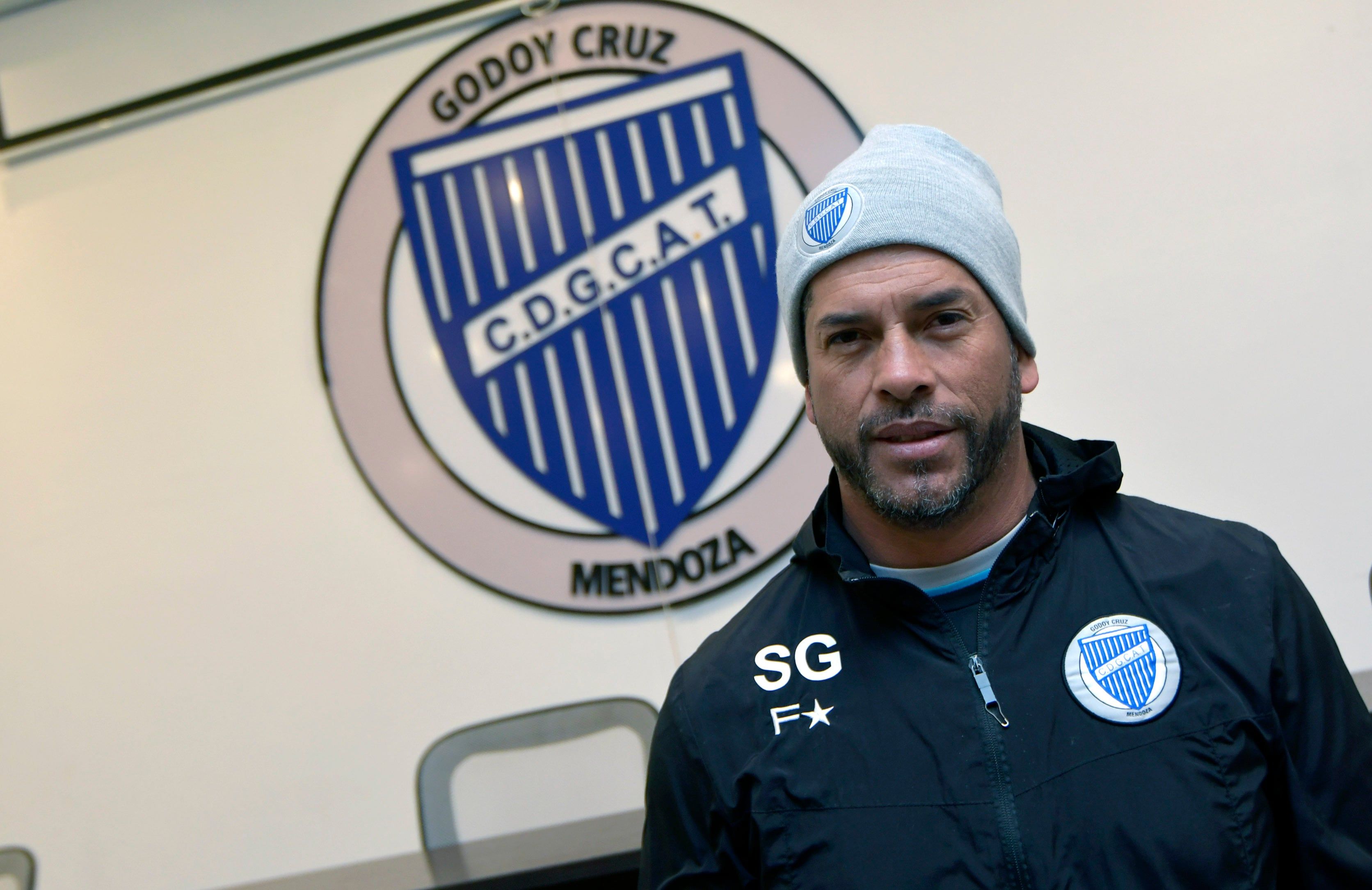 Práctica del Tomba . Fútbol - Deportes Esta mañana, el plantel de primera del Club Atlético Godoy Cruz Antonio Tomba , realizó un entrenamiento con miras al enfrentamiento con el Club Atlético River Plate, en su predio de Coquimbito, Maipú. La dupla táctica de Favio Orsi y Sergio Gómez , paró a los titulares en dos partidos amistosos.  Juan Espínola to: Orlando Pelichotti / Los Andes