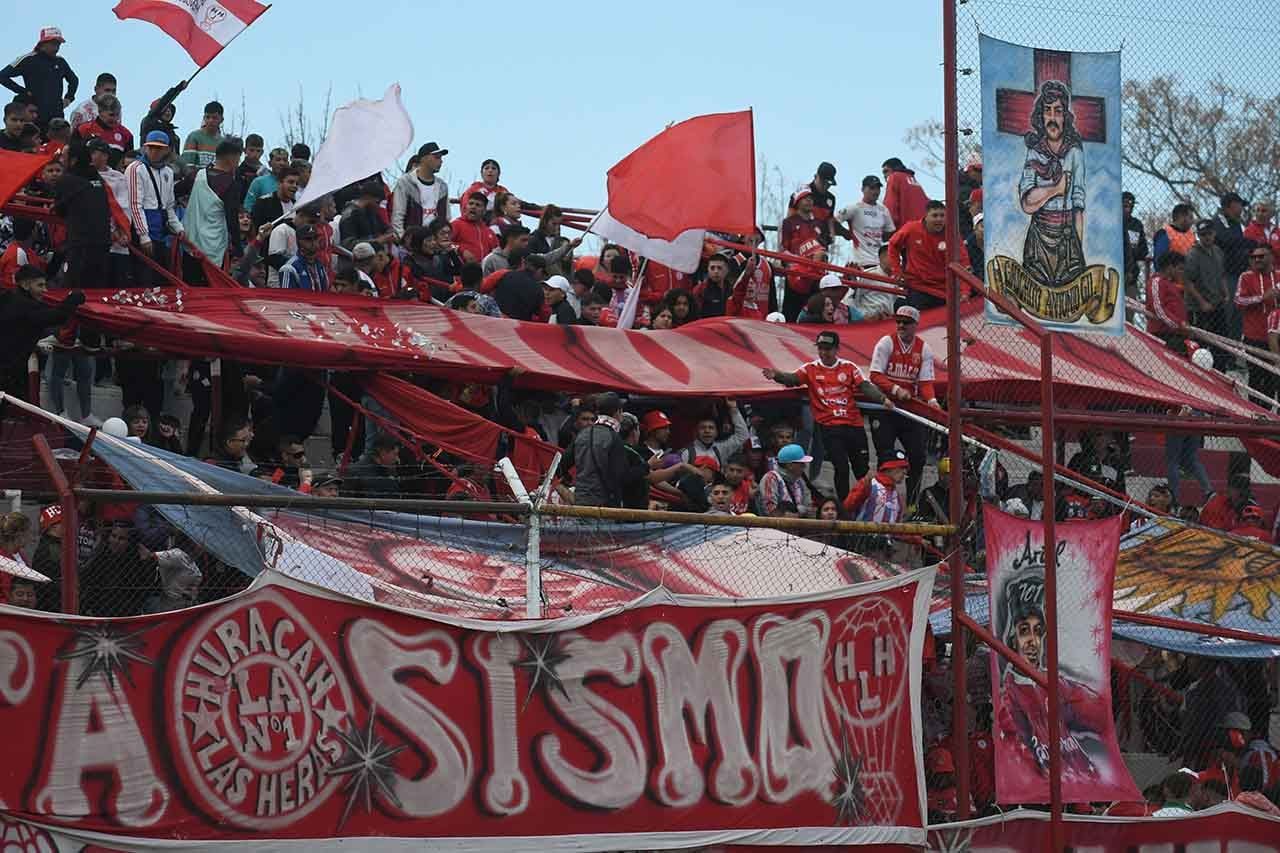 Una fiesta hubo en el popular norte, tras el gol del Chimi Navarro, con el que le dio el triunfo a Huracán frente al Bohemio sanjuanino. 

Foto: José Gutierrez / Los Andes 