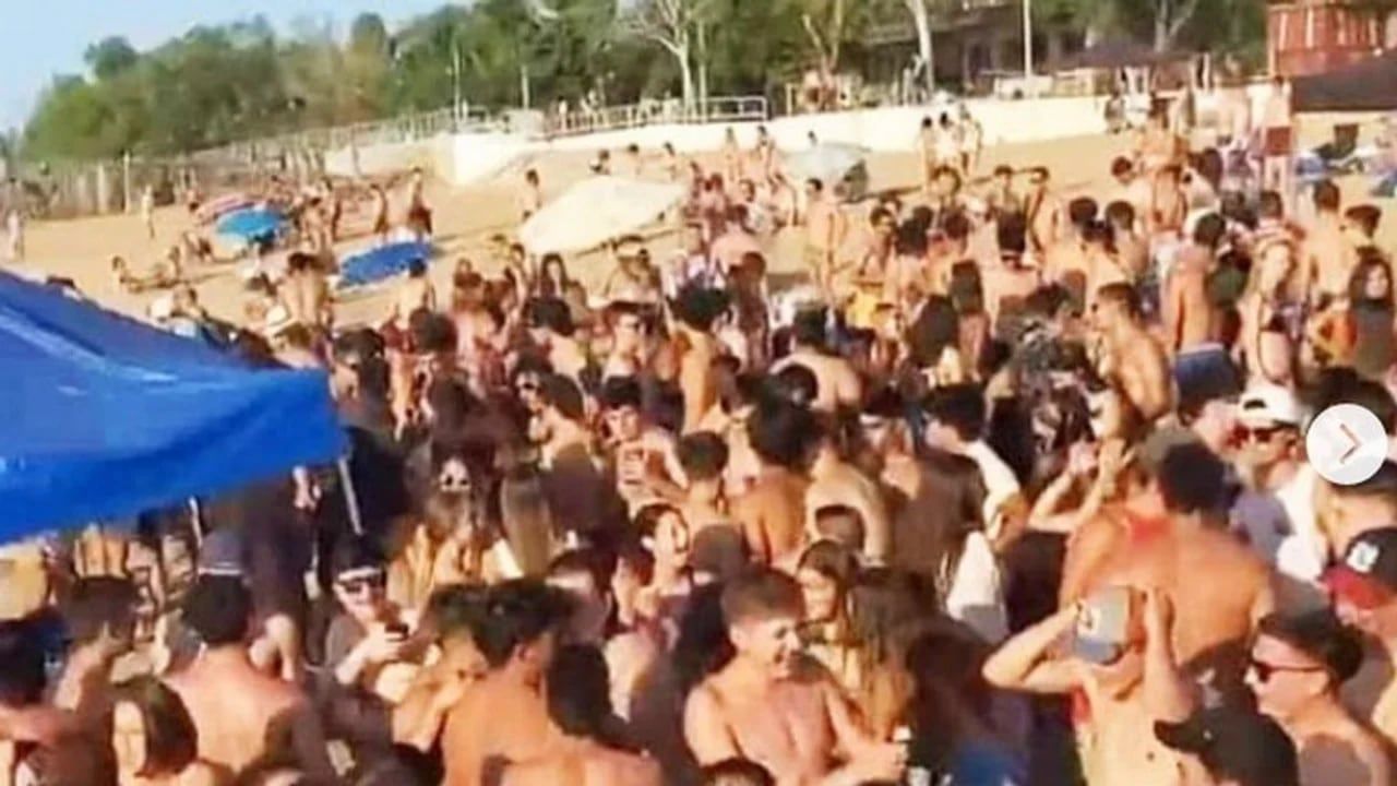 Imágenes de los Jóvenes sin barbijo en el balneario cordobés.