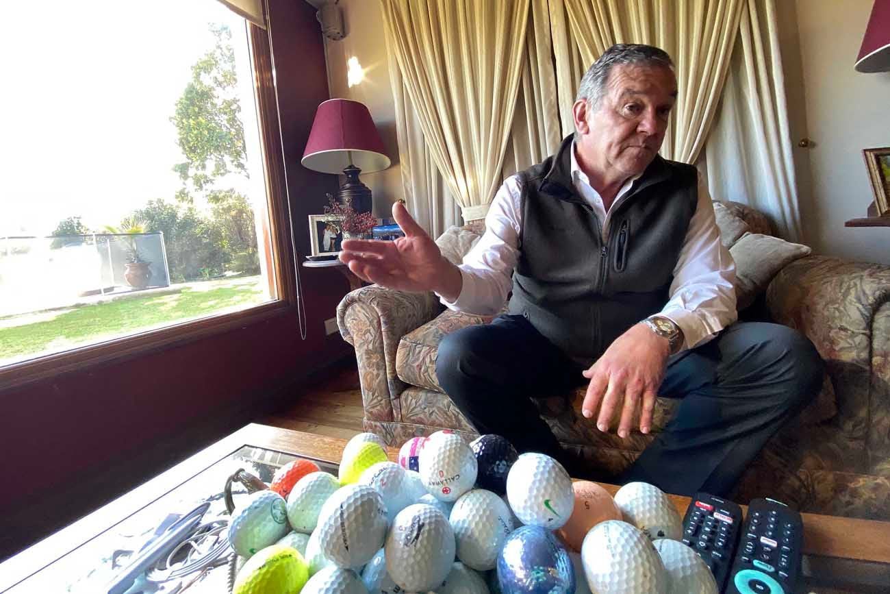 Marcelo Macarrón responde, en la misma casa donde ocurrió el crimen de Nora en 2006. (Tomy Fragueiro / La Voz)