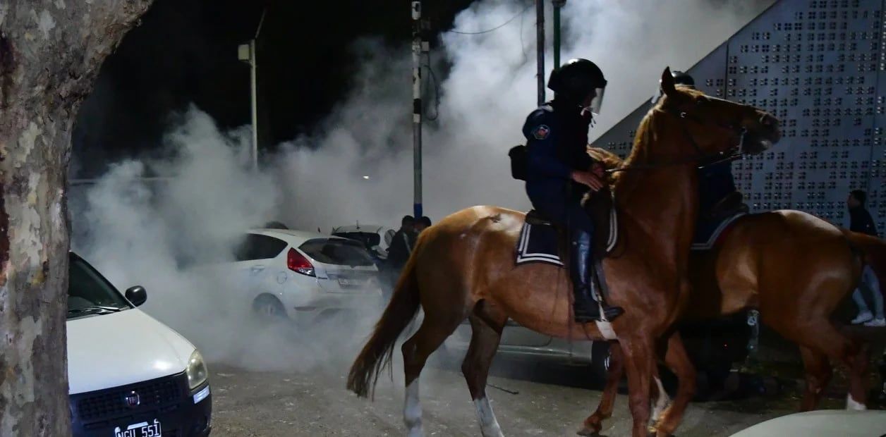 Por la represión policial que dejó un muerto en La Plata, separaron al jefe del operativo y al efectivo que baleó a un camarógrafo. / Gentileza.