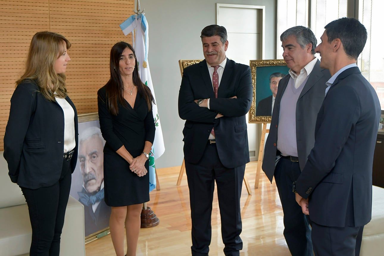 Suplemento Aniversario 140 años de Diario Los AndesEl vicegobernador Mario Abed distinguió a diario Los Andes por sus 140 años. Foto: Orlando Pelichotti