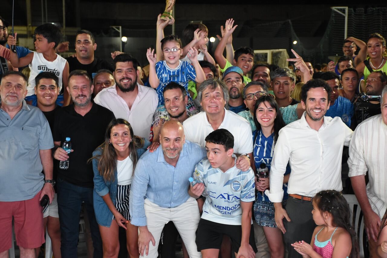 Godoy Cruz presentó el proyecto Gambarte, bajo el lema volver a casa. Autoridades del club junto a los socios  Foto: Mariana Villa / Los Andes 