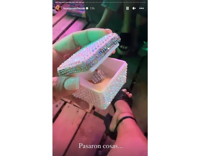El anillo con el que el Chato Prada le propuso casamiento a Lourdes Sánchez. Foto: Lourdes Sánchez / Instagram.