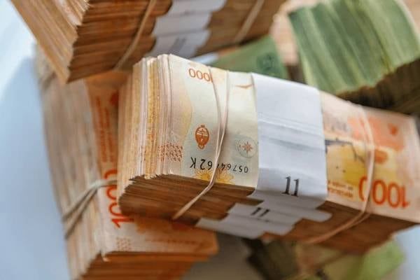 El paso a paso para limpiar la plata en efectivo