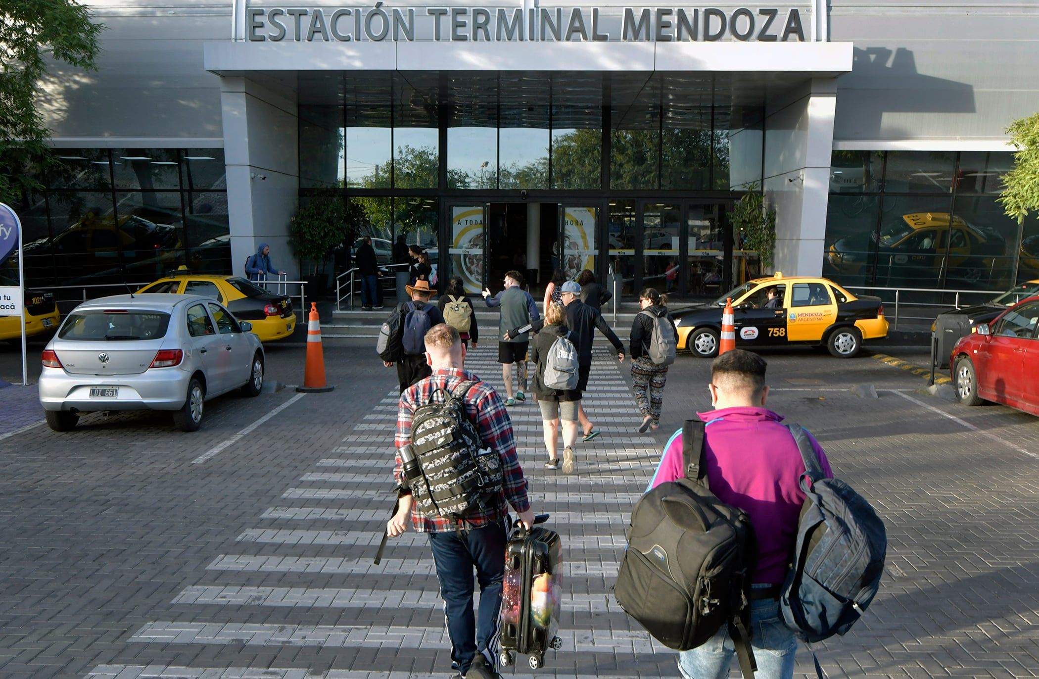 Terminal de ómnibus repleta de personas que volvieron de Chile tras el finde XL - Foto: Orlando Pelichotti / Los Andes
