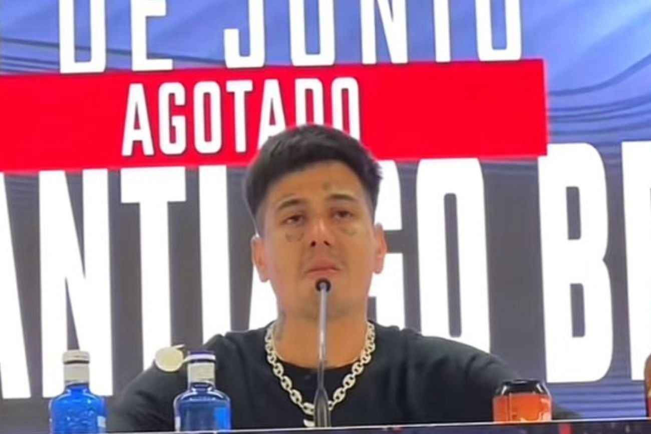 El Duki rompió en llanto ante una pregunta de su mamá en plena conferencia de prensa en Madrid.