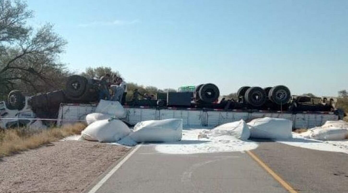 Así quedó el camión en la ruta 27 de La Rioja -