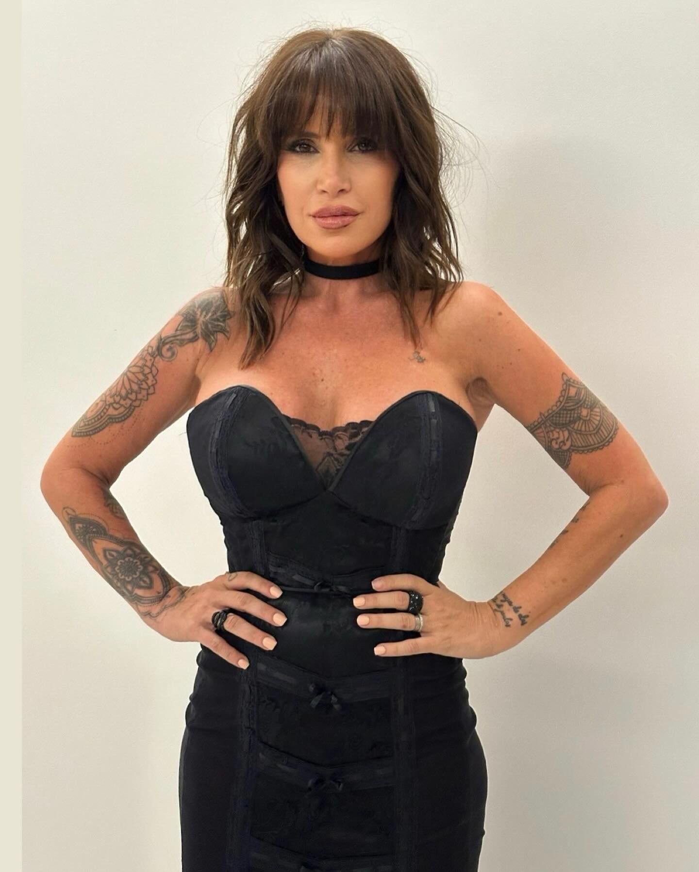 El look total black de Florencia Peña para celebrar su cumpleaños.