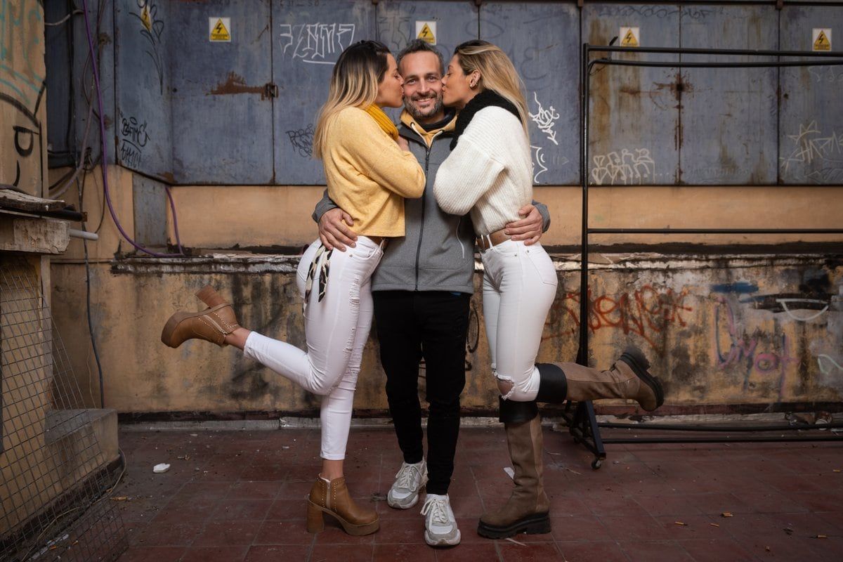 Eliana, Nazareno y Maira son una pareja de tres y cultores del poliamor -