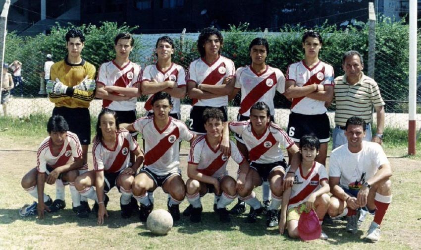 Equipo de famosos. Rodrigo Riep parado arriba de Gallardo en épocas de inferiores de River.