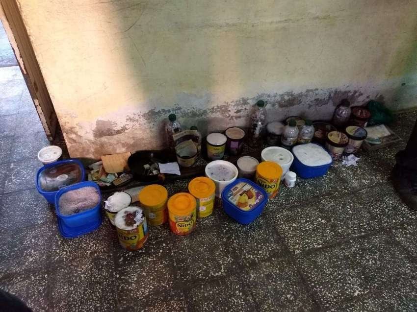 
Tarros con sal gruesa y fotos de la fiscal Ríos, parte de la "macumba" de la bruja implicada en el crimen. | Gentileza
   