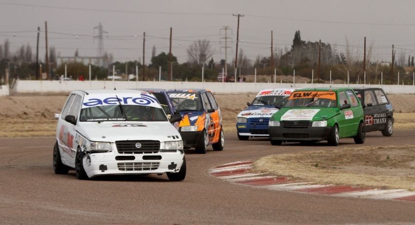 
A la chapa. El Fiat Uno blanco de Rodrigo Molé encabeza la fila india y se va hacia el triunfo en la Clase 2. | Gentileza / Ale Torres
   